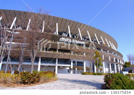 在陽光明媚的日子裡，東京新宿的MUFG球場（原新國立競技場） 136575854