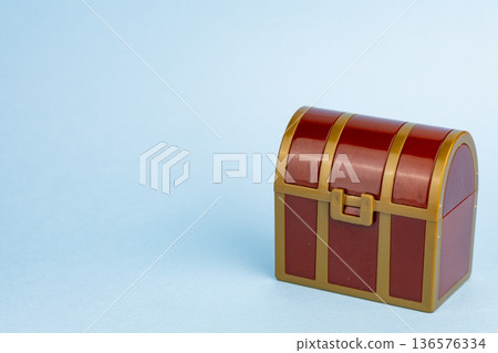 寶箱放置在淺藍色背景上 136576334