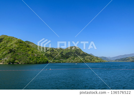 七宿水壩和湖泊,藍天綠樹環繞 七宿水壩和湖泊,藍天綠樹環繞 136576522
