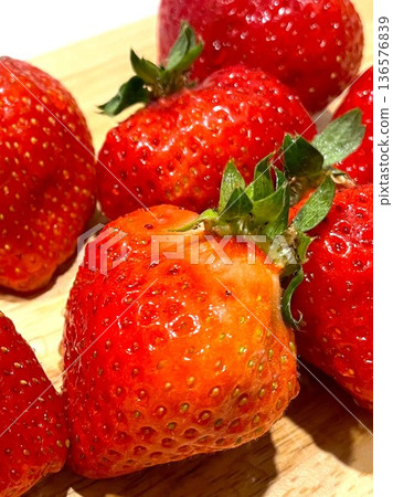 52 fully ripe and truly sweet Amaou strawberries from Fukuoka Prefecture 52 fully ripe and truly sweet Amaou strawberries from Fukuoka Prefecture 136576839