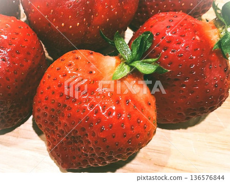 Fully ripe and truly sweet Amaou strawberries from Fukuoka Prefecture 57 Fully ripe and truly sweet Amaou strawberries from Fukuoka Prefecture 57 136576844