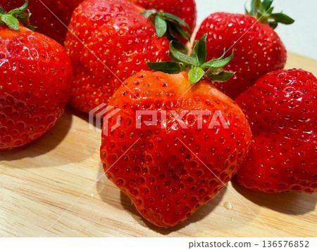Fully ripe and truly sweet Amaou strawberries from Fukuoka Prefecture 62 Fully ripe and truly sweet Amaou strawberries from Fukuoka Prefecture 62 136576852
