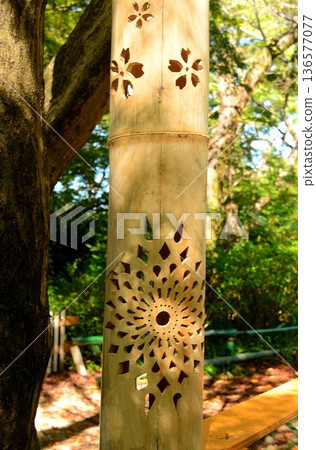 神社內的竹燈籠 神社內的竹燈籠 136577077