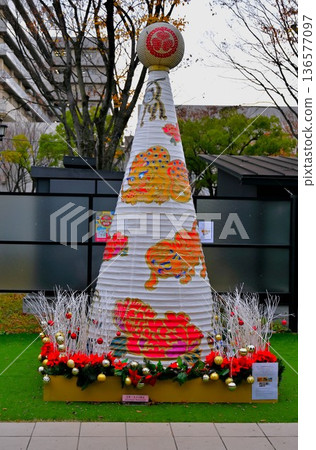 A lantern scroll tree displayed in the park 136577097