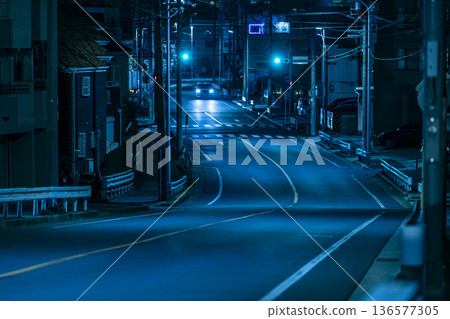 斜坡和住宅區 136577305