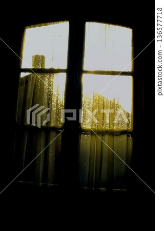 清晨的陽光從窗邊照進來 清晨的陽光從窗邊照進來 136577718