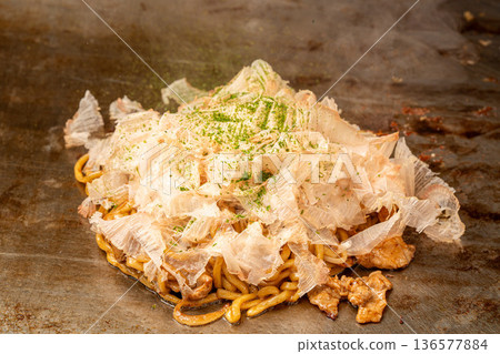 炒麵:一道經典的街頭小吃麵條,炒至香氣四溢。 炒麵:一道經典的街頭小吃麵條,炒至香氣四溢。 136577884