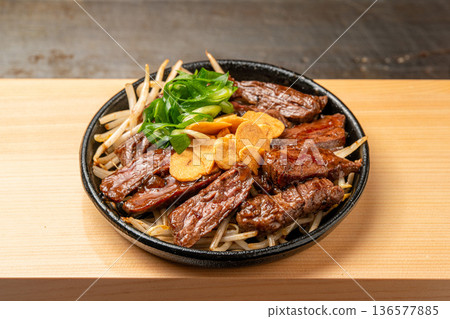 裙邊牛排 一道廣受歡迎的多汁烤肉菜餚 裙邊牛排 一道廣受歡迎的多汁烤肉菜餚 136577885