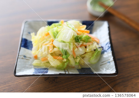 Enjoy winter vegetables! Pickled Chinese cabbage 136578064