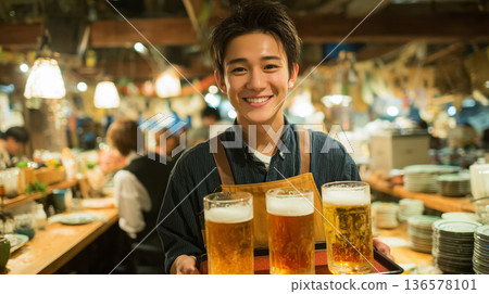 一份展示團隊合作的招募資料，其中展示了兼職大學生在居酒屋高峰時段提供生啤酒服務。 136578101