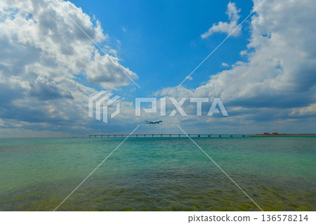 藍色的大海和客機 136578214