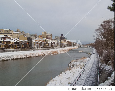 鴨川在一個雪天,京都 鴨川在一個雪天,京都 136578494