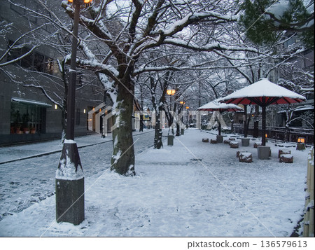 Snow scene at Gion Shirakawa Snow scene at Gion Shirakawa 136579613