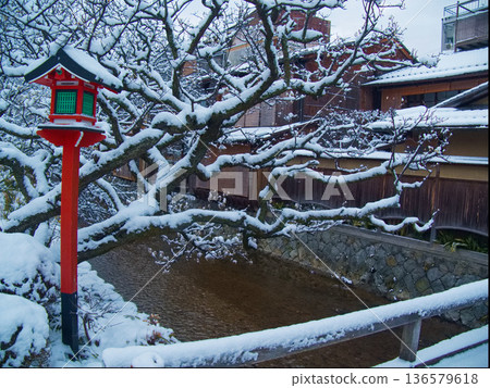 Gion Shirakawa on a snowy day Gion Shirakawa on a snowy day 136579618