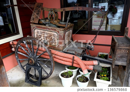 Retro hand-operated fire pump 136579868