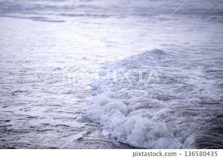 冬季日本海沿岸：翻滾的白色浪花和冰冷的海水交織成一幅獨特的景象 136580435