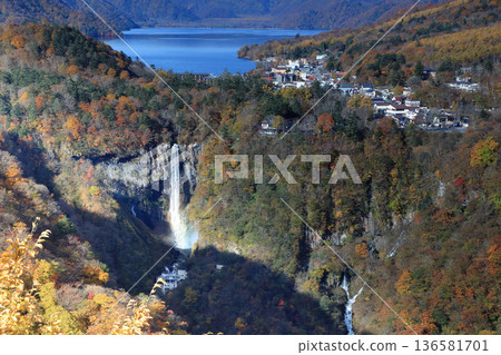 [Flat Rate] Kegon Falls and Lake Chuzenji in Autumn as Seen from the Akechidaira Observatory (Nikko City, Tochigi Prefecture) 136581701