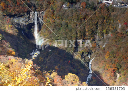 [Flat Rate] Kegon Falls and Lake Chuzenji in Autumn as Seen from the Akechidaira Observatory (Nikko City, Tochigi Prefecture) 136581703