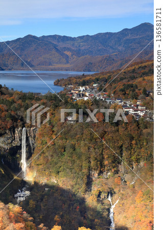 【平價】從明智平展望台眺望秋季華嚴瀑布和中禪寺湖（栃木縣日光市） 136581711