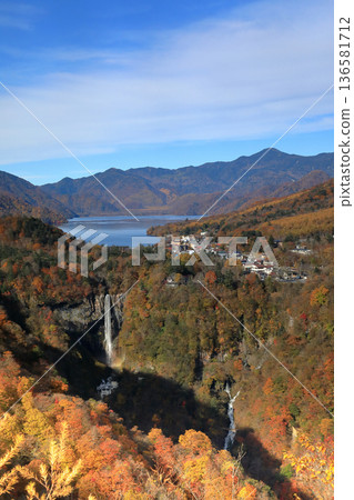 [Flat Rate] Kegon Falls and Lake Chuzenji in Autumn as Seen from the Akechidaira Observatory (Nikko City, Tochigi Prefecture) 136581712