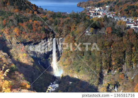 【平價】從明智平展望台眺望秋季華嚴瀑布和中禪寺湖（栃木縣日光市） 136581716