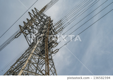 輸電塔和電梯軌道 136582394