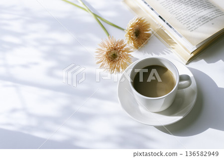 白色背景，留白充足：非洲菊、咖啡和閱讀 136582949