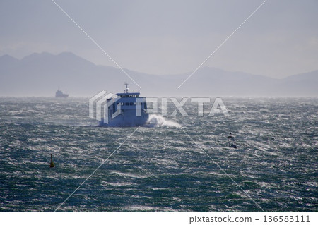赤多半島航行在波濤洶湧的海面上,連接赤多半島和偏遠島嶼的汽車渡輪“島由里”號。這是強風中航行的海上景象。 赤多半島航行在波濤洶湧的海面上,連接赤多半島和偏遠島嶼的汽車渡輪“島由里”號。這是強風中航行的海上景象。 136583111