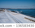 冬季鄂霍次克海沿岸白雪皚皚的海岸線與鐵路線 136583430