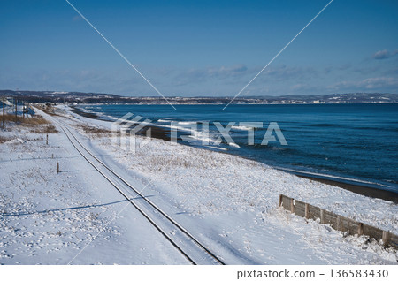 冬季鄂霍次克海沿岸白雪皚皚的海岸線與鐵路線 136583430