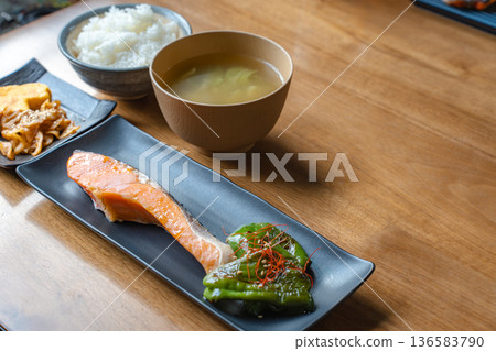 木桌上的早餐:日式烤鮭魚早餐 木桌上的早餐:日式烤鮭魚早餐 136583790