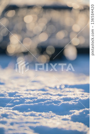 Light and snow, snowy scenery in the park early in the morning in winter 136584420