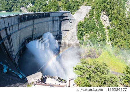 排放水的黑部大壩 排放水的黑部大壩 136584577