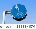 自行車和行人道路標誌 136584676