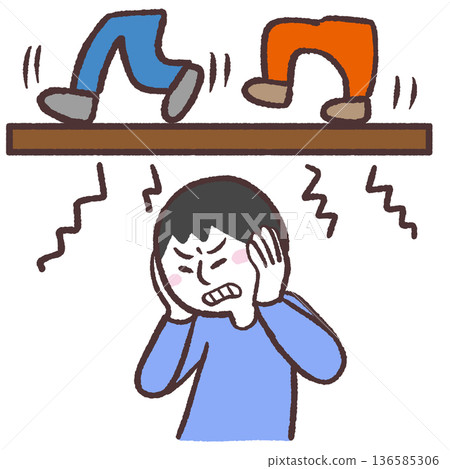 圖:一個男人覺得樓上傳來的噪音很吵。 圖:一個男人覺得樓上傳來的噪音很吵。 136585306