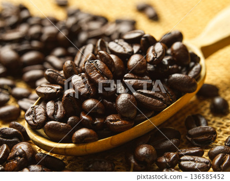 用木製量匙舀取烘焙好的咖啡豆 136585452