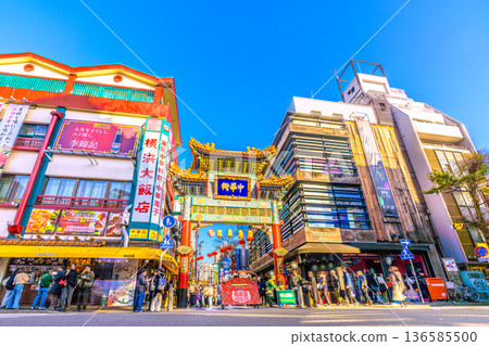 春節期間的日本橫濱城市景觀…橫濱中華街正在改變。禪林門右側是一家扭蛋玩具專賣店…廢棄的自行車 春節期間的日本橫濱城市景觀…橫濱中華街正在改變。禪林門右側是一家扭蛋玩具專賣店…廢棄的自行車 136585500
