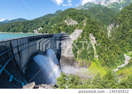 排放水的黑部大壩 排放水的黑部大壩 136585832