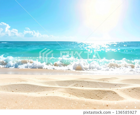 碧綠的熱帶海灘，海浪輕柔。 136585927