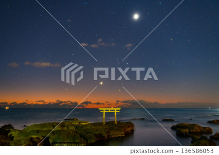 The torii gate of Oarai Kamiiso before dawn and the morning star, creating a fantastic gradient of sunrise. The torii gate of Oarai Kamiiso before dawn and the morning star, creating a fantastic gradient of sunrise. 136586053