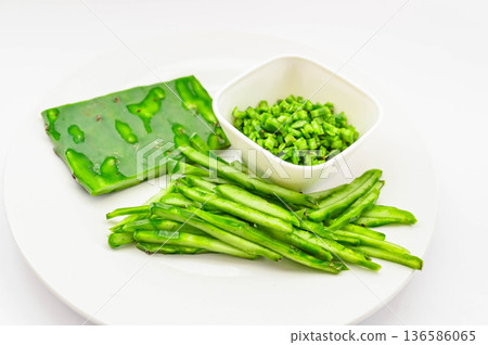Various ways to cut cactus 136586065