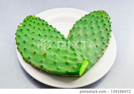 edible cactus 136586072