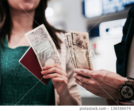 Handing over Japanese yen ■Filming cooperation: Kansai International Airport (KIX) 136586074
