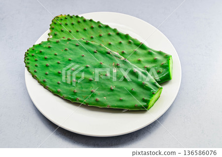 edible cactus 136586076