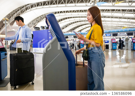 Self-service check-in at the airport ■Photography cooperation: Kansai International Airport (KIX) Self-service check-in at the airport ■Photography cooperation: Kansai International Airport (KIX) 136586096