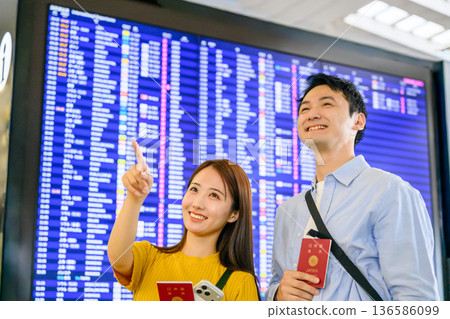 在機場辦理航班手續 ■拍攝合作:關西國際機場(KIX) 在機場辦理航班手續 ■拍攝合作:關西國際機場(KIX) 136586099