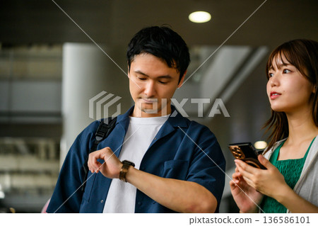 兩人確認會面時間。 ■攝影協助:關西國際機場(KIX) 兩人確認會面時間。 ■攝影協助:關西國際機場(KIX) 136586101