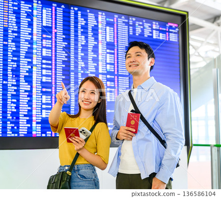 兩人正在機場查看資訊牌 ■攝影合作:關西國際機場(KIX) 兩人正在機場查看資訊牌 ■攝影合作:關西國際機場(KIX) 136586104