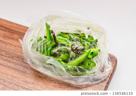 仙人掌和鹹海帶揉在一起，使其變得黏稠。 136586110