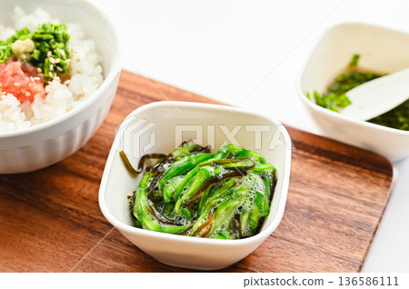 仙人掌和鹹海帶沙拉 136586111